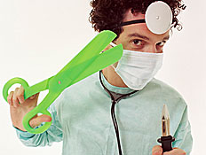 רופא עם מספריים (צילום: jupiter images)