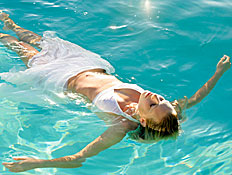 אישה שוחה בבריכה (צילום: jupiter images)