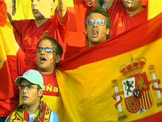אוהדי כדורגל ספרדים (תמונת AVI: אור גץ, חדשות1 ערוץ 2)