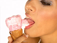 בחורה מלקקת גלידה (צילום: webphotographeer, Istock)