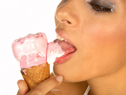 בחורה מלקקת גלידה