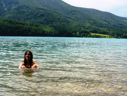 בחורה יושבת בתוך אגם באוסטריה (צילום: סתיו שפיר - לא לשימוש)