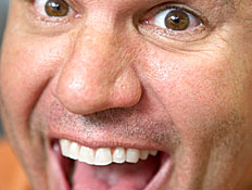 איש צוחק (צילום: jupiter images)