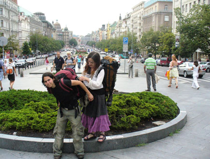 בחור ובחורה נושאים תיקים בפראג (צילום: סתיו שפיר)