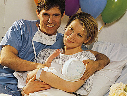 זוג בבית חולים אחרי לידה (צילום: jupiter images)