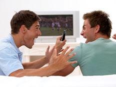 חברים מרוצים מהטלבזיה (צילום: jupiter images)