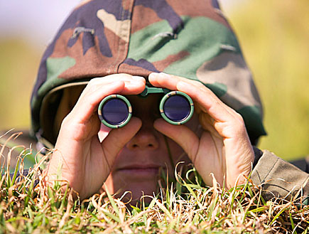חייל עם משקפת (צילום: אור גץ, jupiter images)