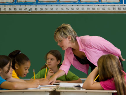 מורה בורוד מלמדת ארבע בנות בכיתה ליד לוח (צילום: Daaron/Bonnie Jacobs, Istock)