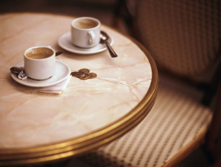 שתי כוסות קפה על שולחן (צילום: אור גץ)
