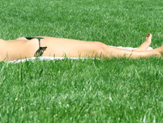 בחורה משתזפת על דשא (צילום: SXC)