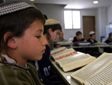 ילד עם כיפה מול ספר תנ"ך פתוח (צילום: Reuters)