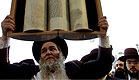 דתי מחזיק ספר תורה גדול (צילום: Reuters)