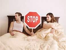 זוג במיטה עם תמרור עצור (צילום: jupiter images)