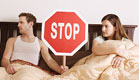 זוג במיטה עם תמרור עצור (צילום: jupiter images)