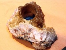 גביש בצורת אבן עם חור באמצע (צילום: עודד קרני)
