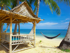 פינת ישיבה וערסל על חוף ים יפיפיה (צילום: ShutterStock)