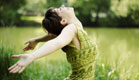 יציאה לחופשה - אישה בשמלה ירוקה בשדה ירוק (צילום: iStock)