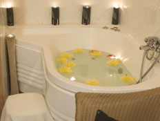 אמבטיה עם פרחים צהובים בספא שיזן