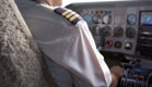טייס בתא טייס במטוס (צילום: iStock)