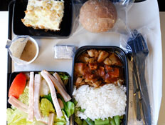 אוכל במטוס (צילום: iStock)