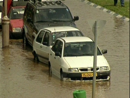 שטפונות בכביש (תמונת AVI: חדשות1 ערוץ 2)