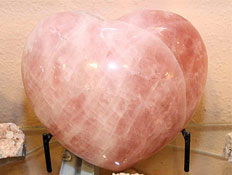 אבן רוז קוורץ ורודה ענקית בצורת לב (צילום: עודד קרני)