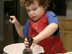 ילד מבשל (צילום: iStock)