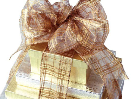 ארבע מתנות עטופות זהב וכסף בערימה עם סרט מסביב (צילום: jupiter images)
