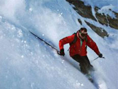 אדם עושה סקי (צילום: mako)