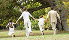 גבר,אישה ושני ילדים רצים בפארק (צילום: אור גץ)