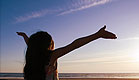ילדה קטנה מושיטה ידיים מול השמיים (צילום: אור גץ, jupiter images)