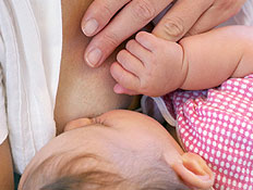 תינוק בורוד יונק משד אימו ומחזיק לה את האצבע (צילום: jupiter images)