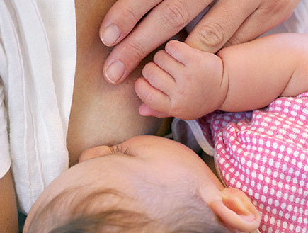 תינוק בורוד יונק משד אימו ומחזיק לה את האצבע (צילום: jupiter images)