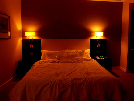 חדר רומנטי באור כתום,מיטה זוגית (צילום: אור גץ)