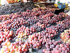 קופסאות ענבים בשוק (צילום: עודד קרני)