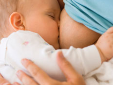 תינוק בלבן יונק משד אימו בטורקיז עוצם עיניים