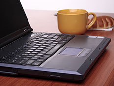 מחשב נייד קפה ומאפה (צילום: iStock)