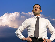 אדם בחליפה עומד על רקע העננים (צילום: showchef.co.il)