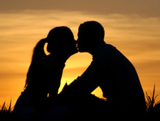 זוג מתנשק מול השקיעה (צילום: Shutterstock)