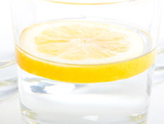 כוסות מים עם פלחי לימון (צילום: Robert Anthony, Shutterstock)