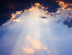 שמיים כחולים,עננים שחורים שמתוכם יוצא אור (צילום: אור גץ, SXC1)