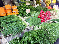 עשבים / תבלינים בשוק - עירית, רוקט, נענע (צילום: עודד קרני)