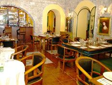 חדר אוכל עם קירות אבן בארמון פלאסיו בצפת