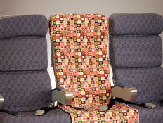 מושב צבעוני בשלשת כסאות מטוס