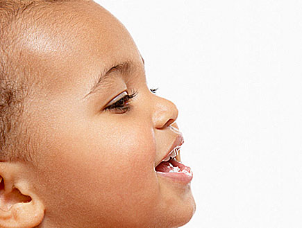 פנים של תינוק שחום עור ערום מחייך בפרופיל (צילום: jupiter images)