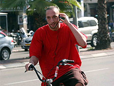 גילי מוסינזון רוכב על אופניים (צילום: עודד קרני)