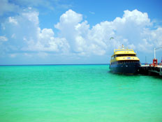 ספינה צהובה על מי טורקיז בריביירה מאיה (צילום: mako)