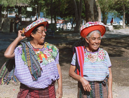 שתי נשים זקנות לבוש מסורתי באגם אטיטלן בגואטמלה (צילום: SXC)