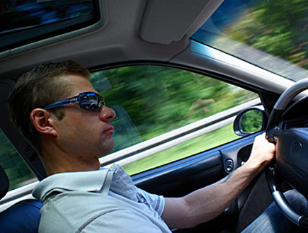 גבר נוהג במכונית (צילום: Allisija, Istock)