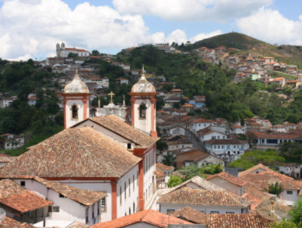 כנסייה וסביבה בתים אדומי רעפים באורו פרטו בברזיל (צילום: SXC)